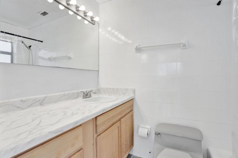 Villa ou maison à louer à Miami, Floride: 4 chambres, 182.83 m2 № 2376543 - photo 18