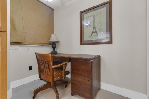 Condo in Aventura, Florida, 2 bedrooms  № 2013278 - photo 24