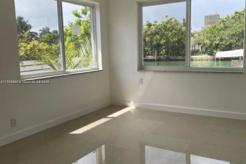 Propiedad comercial en venta en Miami Beach, Florida № 1864834 - foto 13