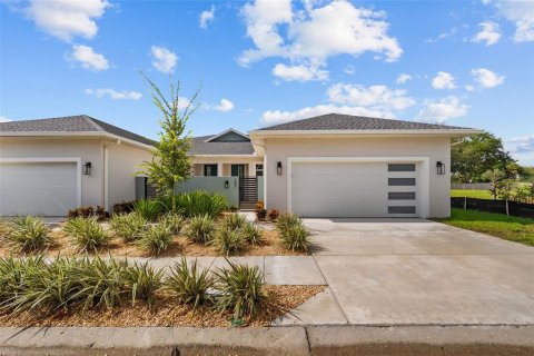 House in Tarpon Springs, Florida 3 bedrooms, 178.93 sq.m. № 2344850