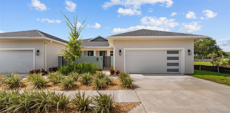 House in Tarpon Springs, Florida 3 bedrooms, 178.93 sq.m. № 2344850