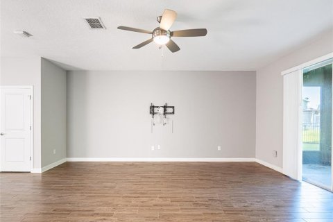 House in Davenport, Florida 6 bedrooms, 360.46 sq.m. № 2216825 - photo 27