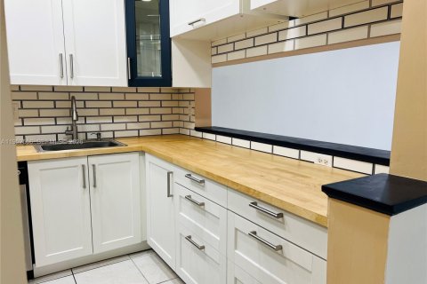 Condominio en venta en Tamarac, Florida, 2 dormitorios, 88.16 m2 № 2007464 - foto 3