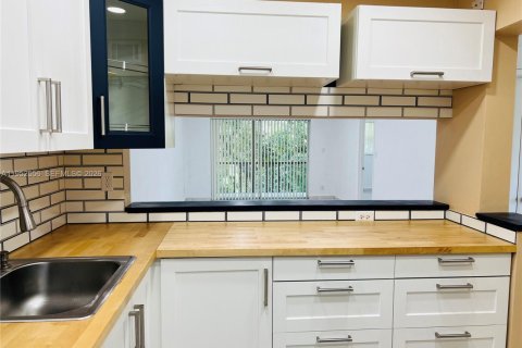 Condominio en Tamarac, Florida, 2 dormitorios  № 2007464