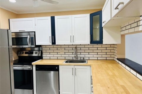 Condominio en venta en Tamarac, Florida, 2 dormitorios, 88.16 m2 № 2007464 - foto 2