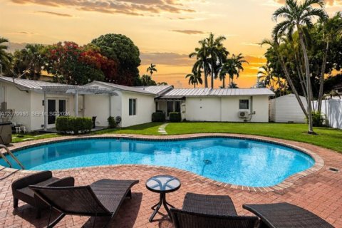 House in Fort Lauderdale, Florida 3 bedrooms № 2333721 - photo 2