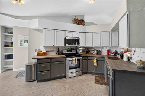 House in Brandon, Florida 3 bedrooms, 141.68 sq.m. № 2221429 - photo 4
