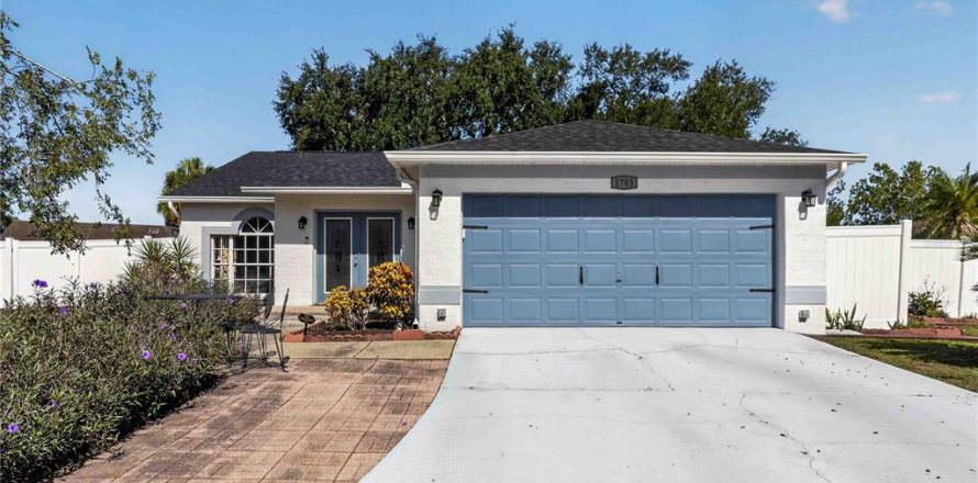House in Brandon, Florida 3 bedrooms, 141.68 sq.m. № 2221429