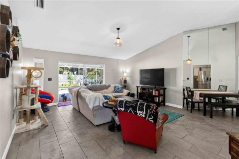 House in Brandon, Florida 3 bedrooms, 141.68 sq.m. № 2221429 - photo 5