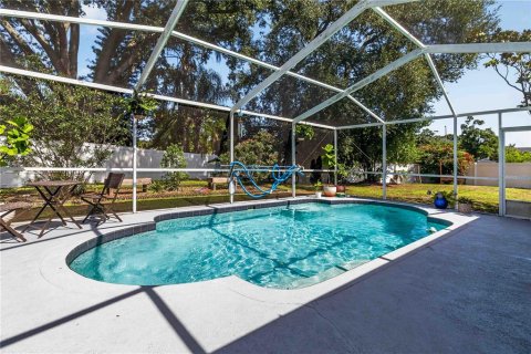 House in Brandon, Florida 3 bedrooms, 141.68 sq.m. № 2221429 - photo 2