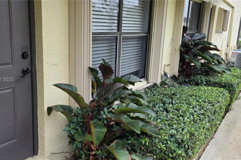 Квартира в Пемброк-Пайнс, Флорида 2 спальни, 70.05м2 № 2034688