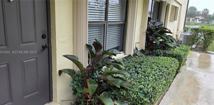 Квартира в Пемброк-Пайнс, Флорида 2 спальни, 70.05м2 № 2034688