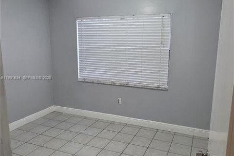 Снять в аренду квартиру в Пемброк-Пайнс, Флорида 2 спальни, 70.05м2, № 2034688 - фото 2