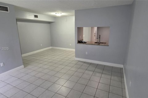 Снять в аренду квартиру в Пемброк-Пайнс, Флорида 2 спальни, 70.05м2, № 2034688 - фото 11
