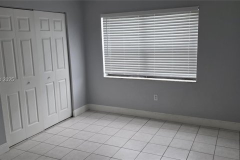 Снять в аренду квартиру в Пемброк-Пайнс, Флорида 2 спальни, 70.05м2, № 2034688 - фото 3