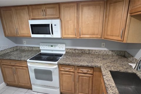 Снять в аренду квартиру в Пемброк-Пайнс, Флорида 2 спальни, 70.05м2, № 2034688 - фото 6