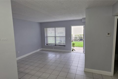 Снять в аренду квартиру в Пемброк-Пайнс, Флорида 2 спальни, 70.05м2, № 2034688 - фото 10