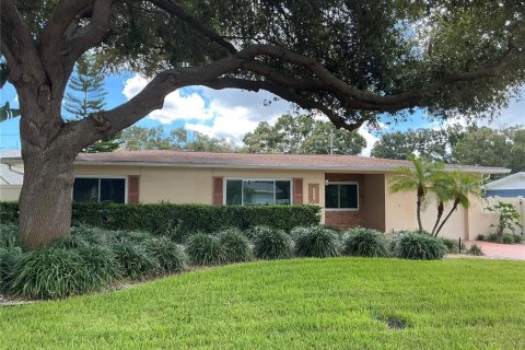 Villa ou maison à Saint Petersburg, Floride 4 chambres, 196.77 m2 № 2384174