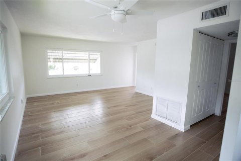 House in Largo, Florida 1 bedroom, 63.17 sq.m. № 1900128 - photo 19