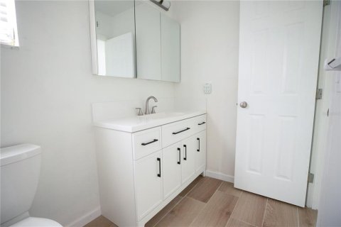 House in Largo, Florida 1 bedroom, 63.17 sq.m. № 1900128 - photo 15
