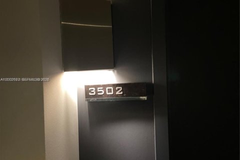 Condo in Miami, Florida, 1 bedroom  № 2066687 - photo 2