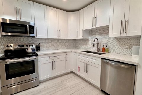 Villa ou maison à vendre à Fort Lauderdale, Floride: 3 chambres, 165.83 m2 № 2025200 - photo 15