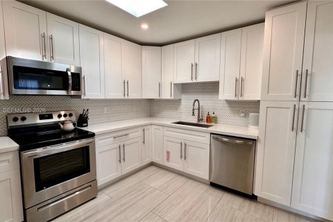 Villa ou maison à vendre à Fort Lauderdale, Floride: 3 chambres, 165.83 m2 № 2025200 - photo 14