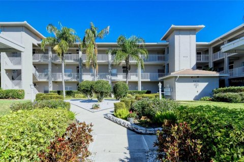 Condominio en alquiler en Sarasota, Florida, 2 dormitorios, 119.84 m2 № 1334246 - foto 1