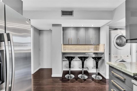 Купить кондоминиум в Халландейл-Бич, Флорида 2 спальни, 181.62м2, № 1963723 - фото 9