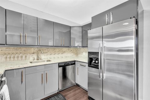 Купить кондоминиум в Халландейл-Бич, Флорида 2 спальни, 181.62м2, № 1963723 - фото 10