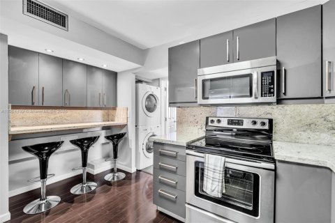 Купить кондоминиум в Халландейл-Бич, Флорида 2 спальни, 181.62м2, № 1963723 - фото 8