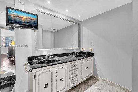 Купить кондоминиум в Халландейл-Бич, Флорида 2 спальни, 181.62м2, № 1963723 - фото 19