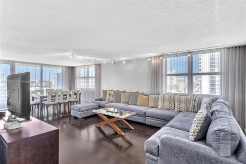 Купить кондоминиум в Халландейл-Бич, Флорида 2 спальни, 181.62м2, № 1963723 - фото 1