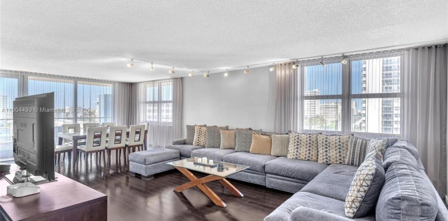 Кондоминиум с 2 спальнями в Халландейл-Бич, Флорида № 1963723