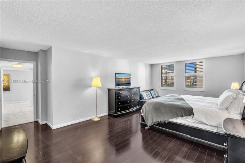 Купить кондоминиум в Халландейл-Бич, Флорида 2 спальни, 181.62м2, № 1963723 - фото 16