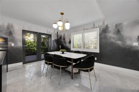 House in Coral Gables, Florida 5 bedrooms, 259.75 sq.m. № 1844212 - photo 21