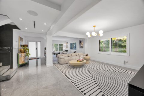 House in Coral Gables, Florida 5 bedrooms, 259.75 sq.m. № 1844212 - photo 12