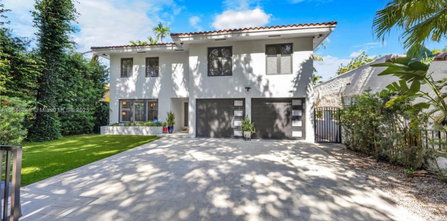 House in Coral Gables, Florida 5 bedrooms, 259.75 sq.m. № 1844212