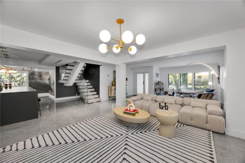 House in Coral Gables, Florida 5 bedrooms, 259.75 sq.m. № 1844212 - photo 13