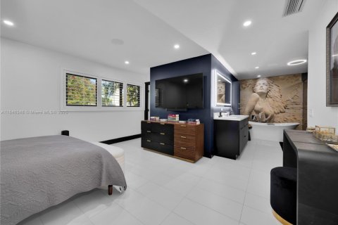 House in Coral Gables, Florida 5 bedrooms, 259.75 sq.m. № 1844212 - photo 26