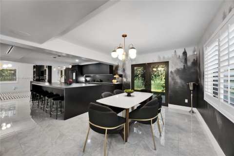 House in Coral Gables, Florida 5 bedrooms, 259.75 sq.m. № 1844212 - photo 22
