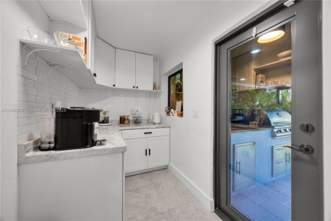 House in Coral Gables, Florida 5 bedrooms, 259.75 sq.m. № 1844212 - photo 20