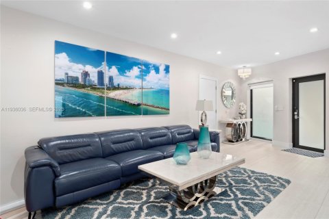 Купить виллу или дом в Майами-Бич, Флорида 4 спальни, 199.93м2, № 1994157 - фото 14