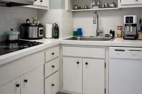 Купить кондоминиум в Майами-Бич, Флорида 52.58м2, № 2019771 - фото 11