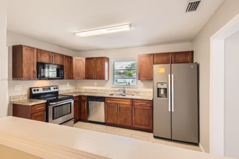 House in Sunrise, Florida 4 bedrooms, 149.48 sq.m. № 1948833 - photo 10