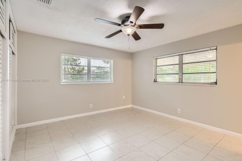 House in Sunrise, Florida 4 bedrooms, 149.48 sq.m. № 1948833 - photo 13
