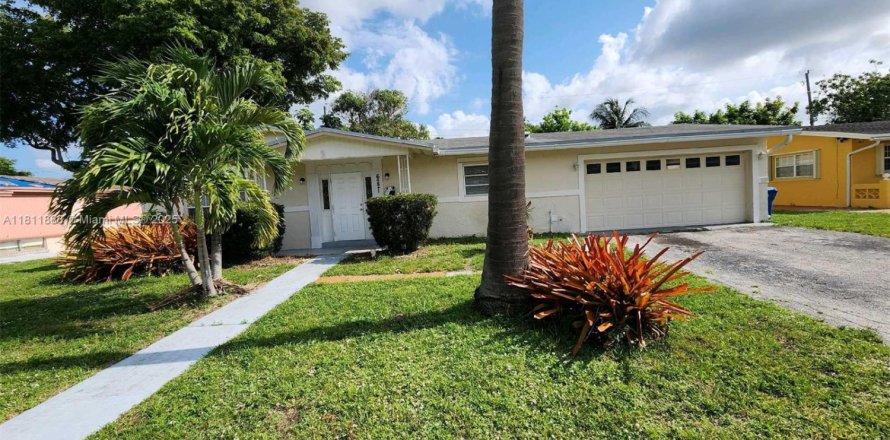 House in Sunrise, Florida 4 bedrooms, 149.48 sq.m. № 1948833