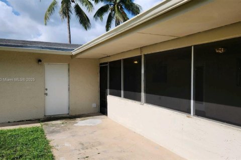 House in Sunrise, Florida 4 bedrooms, 149.48 sq.m. № 1948833 - photo 7
