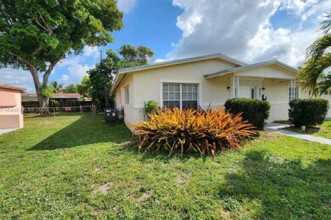 House in Sunrise, Florida 4 bedrooms, 149.48 sq.m. № 1948833 - photo 3