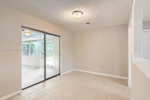 House in Sunrise, Florida 4 bedrooms, 149.48 sq.m. № 1948833 - photo 12